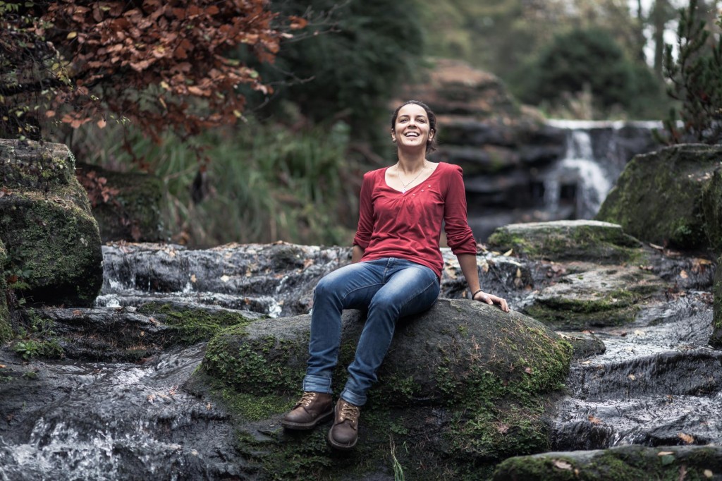 Portrait de pied au milieu d'une rivière