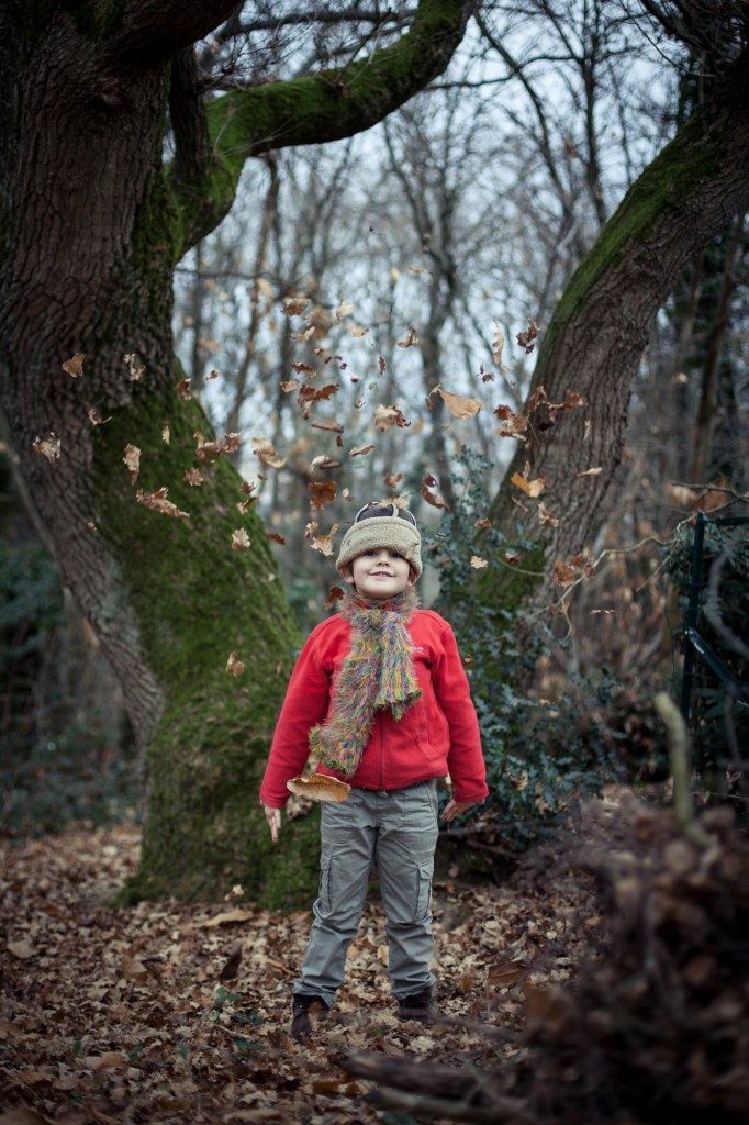 Portrait d'enfant avec des feuilles mortes